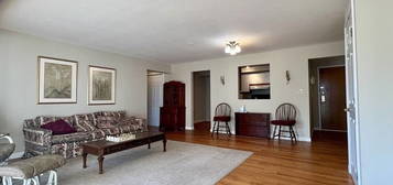 1 Commodore Ct Apt 104, Hull, MA 02045