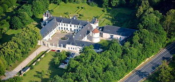 Appartement dans aile noble de château