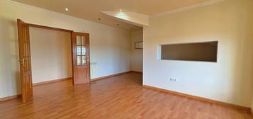 Apartamento T2+1, situado em Gibraltar 4 min. de Torres Vedras