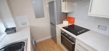 Flat to rent in Jasper Road, London SE19