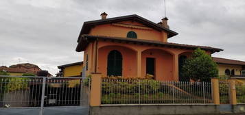 MORTARA CITTA': VILLA SINGOLA CON BOX DOPPIO E GIA