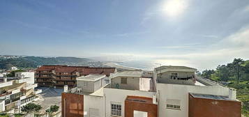 Vista Mar Deslumbrante: Apartamento de 3 Quartos em Nazaré