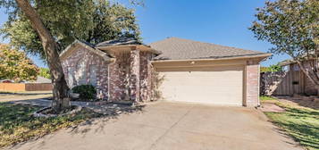 10260 Westward Dr, Fort Worth, TX 76108