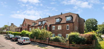 Flat to rent in Holly Court, Leatherhead KT22