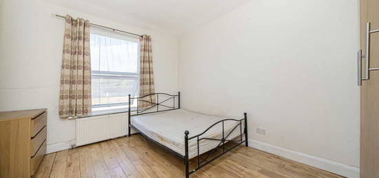 Studio to rent in Heath Road, Twickenham TW1