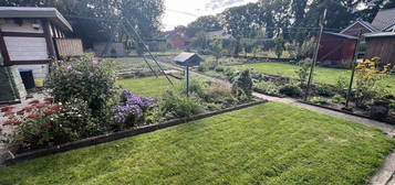 Gepflegtes 1 Familienhaus mit großem Garten und Garage