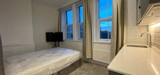 Studio to rent in Wandsworth High Street, London SW18