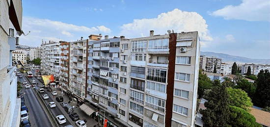 BORNOVA MERKEZDE CADDESİ ÜZERİ 3+1 ARA KAT UYGUN DAİRE