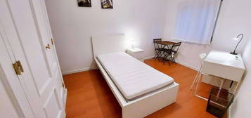 727665 - Quarto com cama de solteiro em...