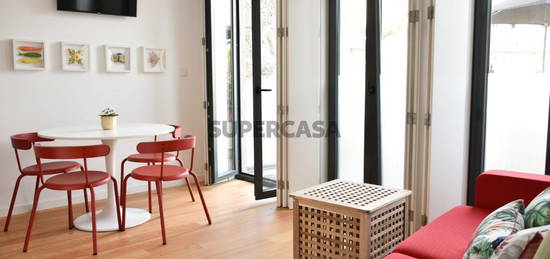 Apartamento T0+1 com terraço com AL para comprar na Rua do Mártires da Liberdade junto a Rua dos Bragas, próximo a faculdade de direito do Porto