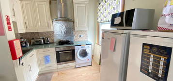 Room to rent in The Zakia Centre, 166 St. James's Road, Croydon, Surrey CR0