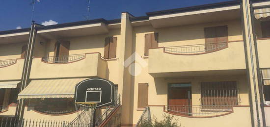 VILLA A SCHIERA A PEGOGNAGA