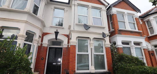 Flat to rent in Boscombe Road, Southend-On-Sea SS2