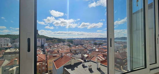 T2 com vista desafogada para o rio Tejo