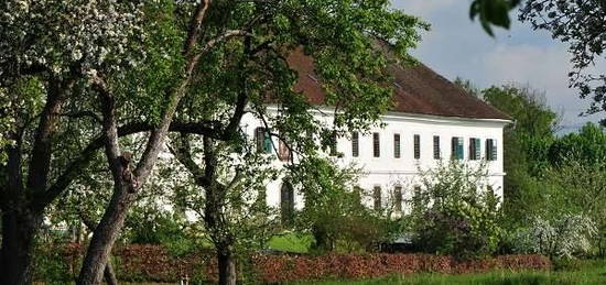 Dreiseitenhof mit Einfamilienhaus und Nebengebäuden