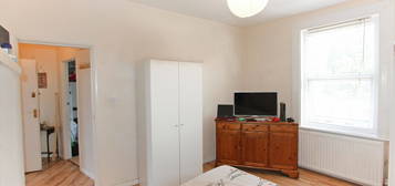 Studio to rent in Summerstown, London SW17