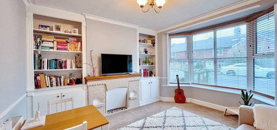 Flat to rent in Whitley Road, Eastbourne BN22