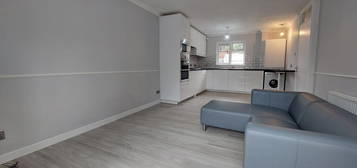 Flat to rent in Durrans Court, Bletchley, Milton Keynes MK2