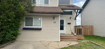 33 W Hanging Stone Dr, Lacombe, AB T4L 1P9