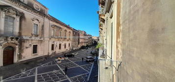 Appartamento su due piani in vendita in via Teatro Massimo, 16