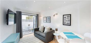 Flat to rent in Moore Park Road, Fulham SW6