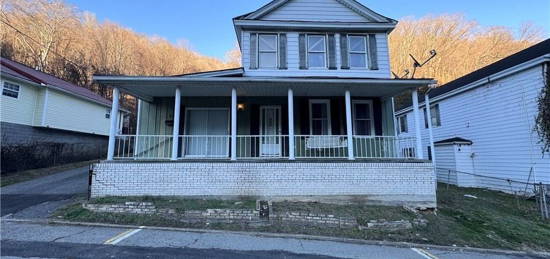 92 Pine St, Logan, WV 25601