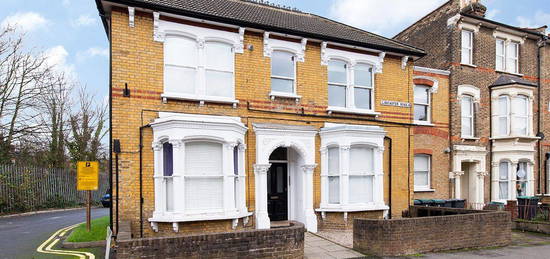 Flat to rent in Lancaster Road, Stroud Green, London, United Kingdom N4