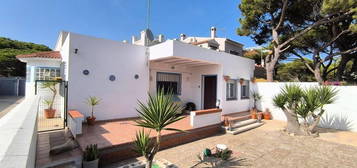 Chalet adosado en venta en calle Violetas, 4