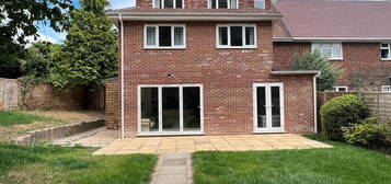 6 bedroom semi-detached house to rent