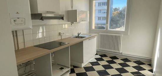 Appartement  à louer, 4 pièces, 3 chambres, 85 m²