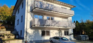 3-Zimmer-Wohnung, EBK, zwei Stellplätze, großer Balkon