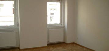 Helle 2-Zimmer-Wohnung in hübschem Stilaltbau - 62 m²