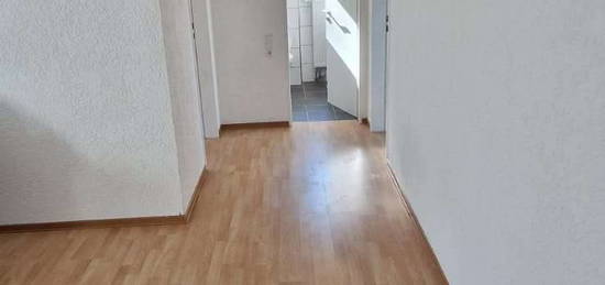 Eine schöne helle modernisierte 4 Zimmer, Küche und Bad Wohnung erwartet Sie in Waldrandlage