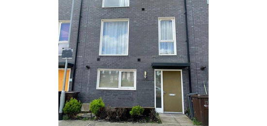 Flat to rent in Chilworth Place, Barking IG11