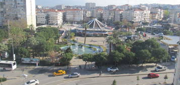 lhan'dan Merkezi Konumda Cadde zerinde Deniz Manzaral Eyal Daire