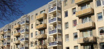 Die Wohnung befindet sich in einem sanierten Mehrfamilienhaus in Systembauweise.