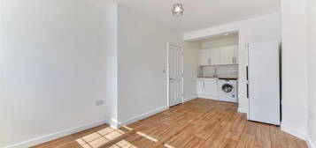 Flat to rent in High Street, Banstead SM7