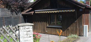 Alter Bungalow mit zwei Terrassen, Carport & sonnigem Garten