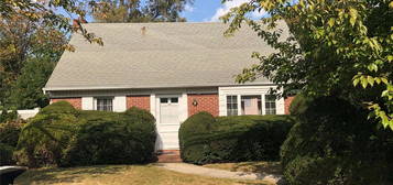 60 Albertson Pkwy, Albertson, NY 11507