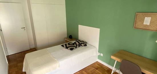 404768 - Quarto com cama de solteiro, com...