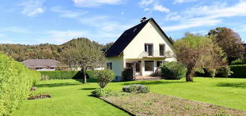 Familienwohnhaus zum sofortigen Bezug mit großem Garten nahe Schule und Kindergarten.