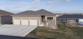 1046 Otter Creek Loop, Hazen, ND 58545