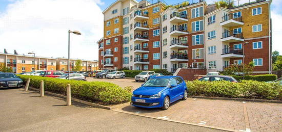 Flat to rent in The Gateway, Watford, Hertfordshire WD18