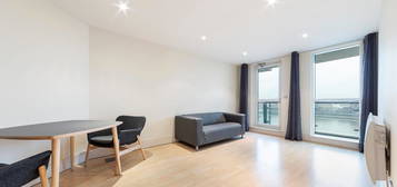 Flat to rent in Ensign House, St George Wharf, Vauxhall, London SW8