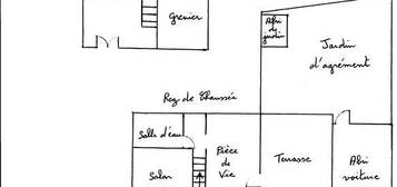 Appartement de 63 m² au rez-de-chaussée en duplex centre Segré avec grenier, terrasse, abri-voiture et jardin d'agrément travaux de rénovation en cours (électricité, plomberie, sols, peinture)