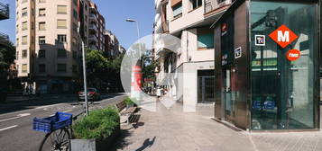 Piso en venta en Sants - Badal