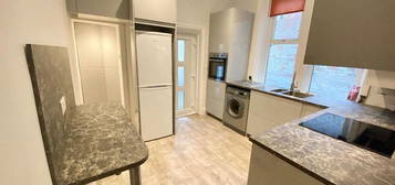 6 bedroom terraced house to rent