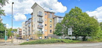 Flat to rent in Coombe Way, Farnborough, Hampshire GU14