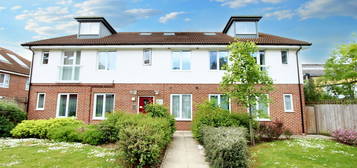 Flat to rent in Queen Marys Avenue, Watford WD18