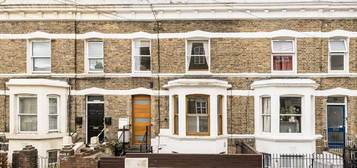 Flat to rent in Ferndale Road, London SW4